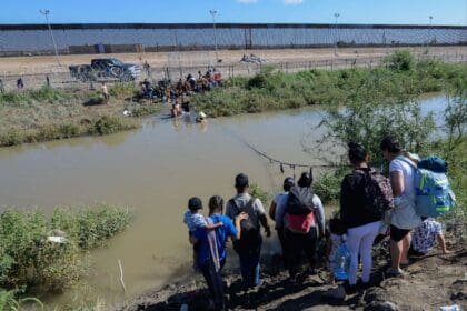 Salvan a 11 migrantes en el río Bravo