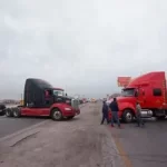 Transportistas bloquean carreteras en Chihuahua tras asalto de chofer