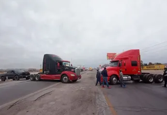 Transportistas bloquean carreteras en Chihuahua tras asalto de chofer