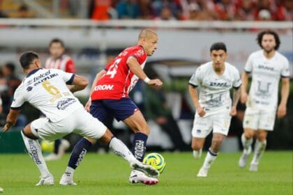 "Chicharito" debuta con Chivas; regresó después de ocho meses