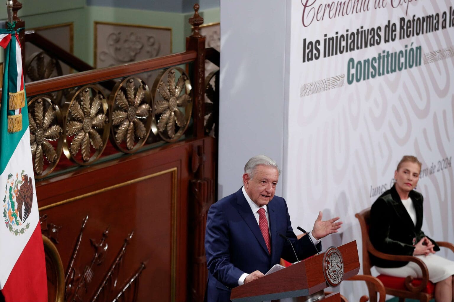 López Obrador presenta ambicioso plan de 20 reformas constitucionales en su último año