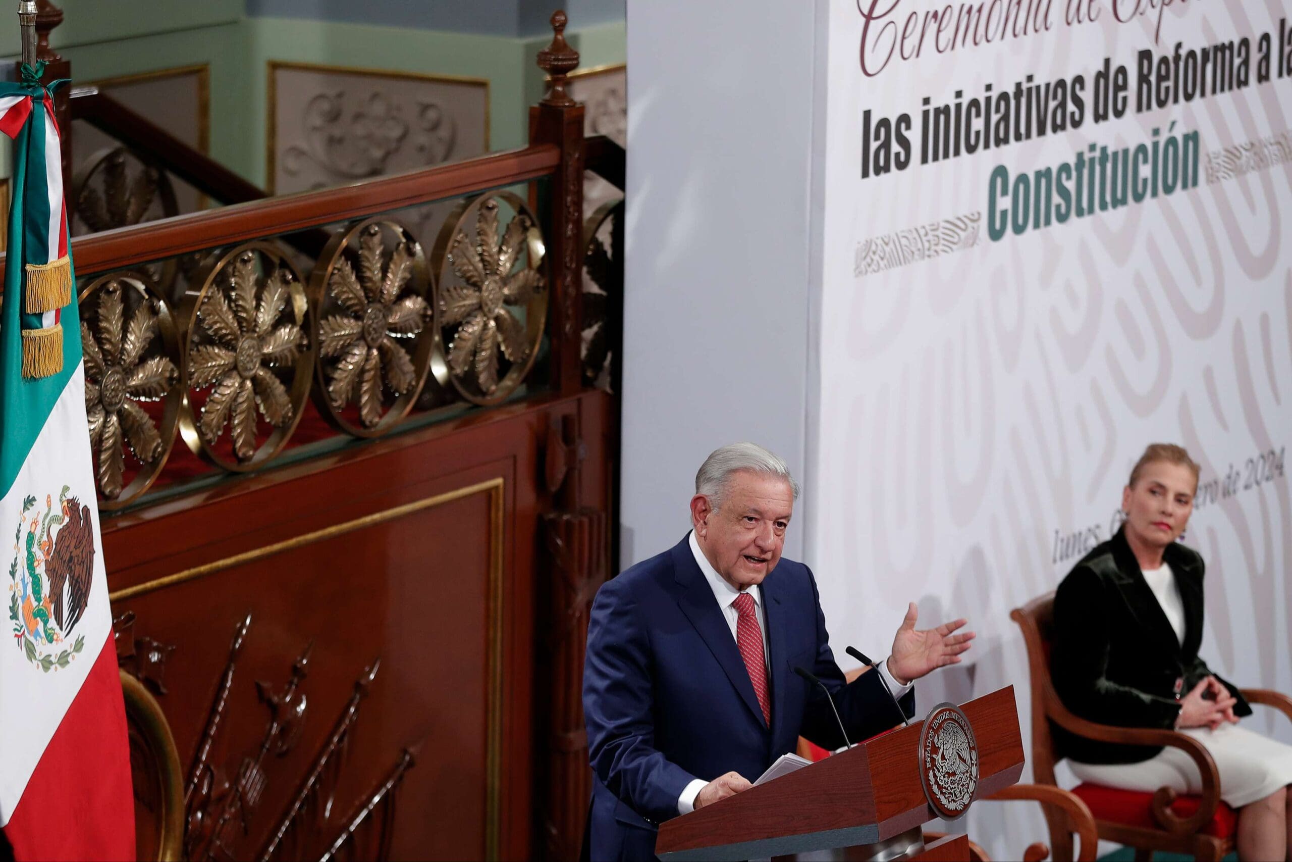 López Obrador presenta ambicioso plan de 20 reformas constitucionales