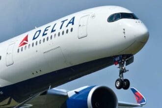 Llueven gusanos a pasajeros en vuelo de Delta Airlines