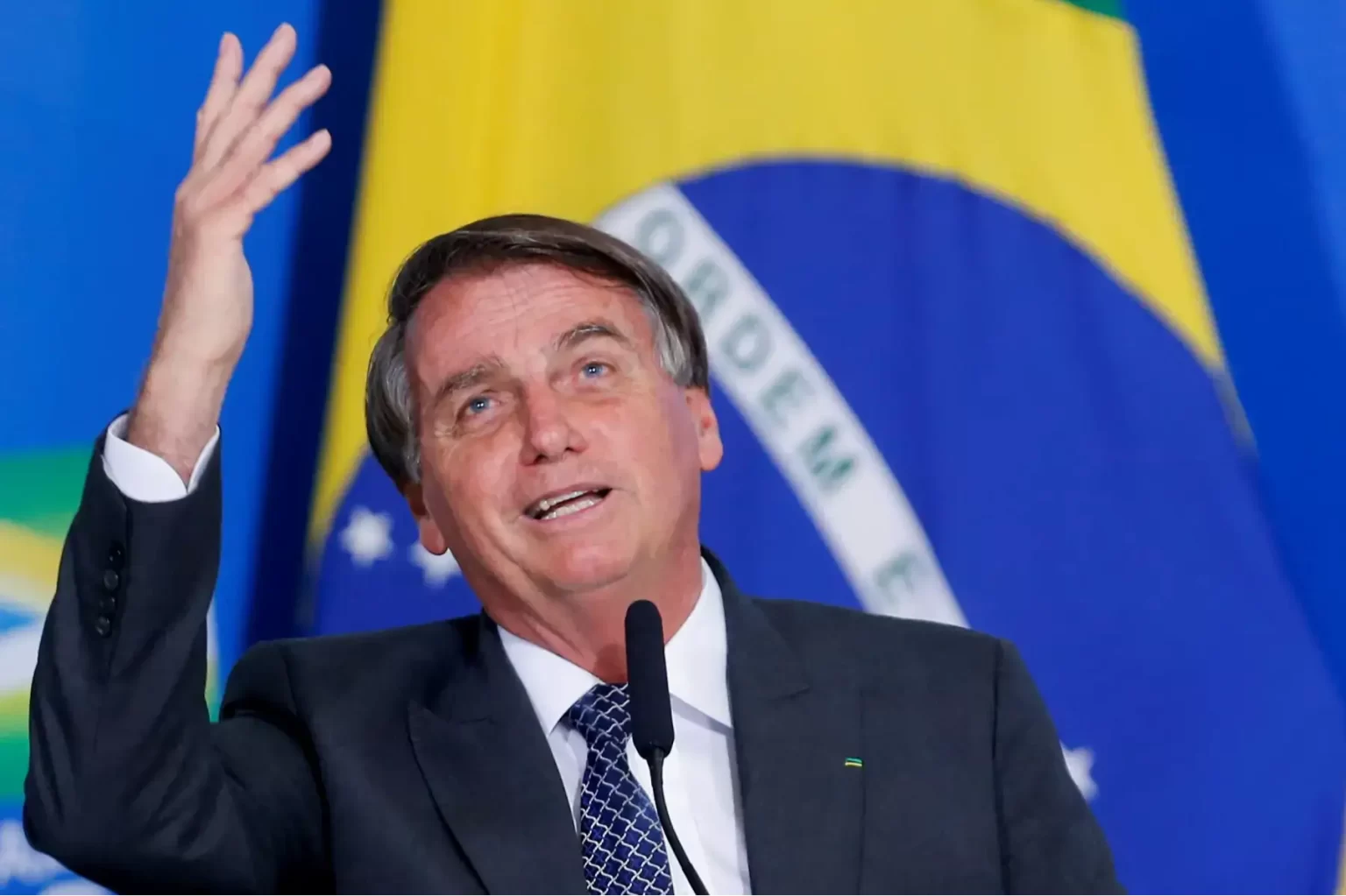 Bolsonaro se defiende de las acusaciones de golpismo ante miles de seguidores