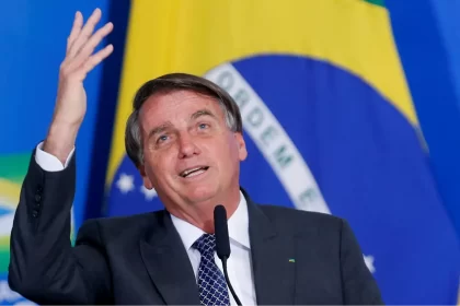 Bolsonaro se defiende de las acusaciones de golpismo ante miles de seguidores