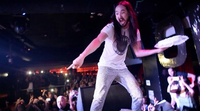 Steve Aoki lanza pastelazo a alcaldesa de Campeche durante Carnaval