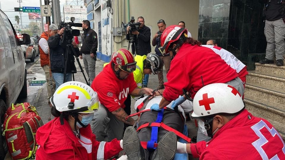 Cae elevador en funeraria de Monterrey