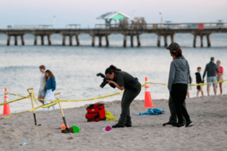 Una niña muerta y otro menor en estado grave tras caer en un agujero en playa de Florida