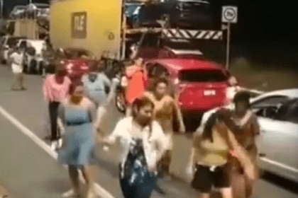 Automovilistas bailan "Payaso del Rodeo" tras quedar varados