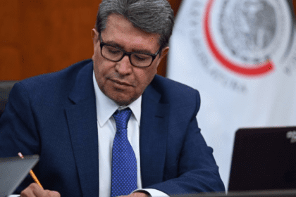 Ricardo Monreal promueve iniciativa para regular la IA en México