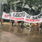 Manifestantes por los 43 normalistas lanzan petardos al Senado