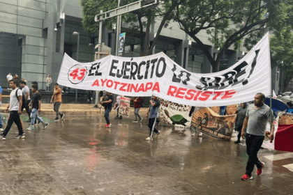 Manifestantes por los 43 normalistas lanzan petardos al Senado