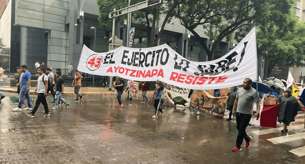 Manifestantes por los 43 normalistas lanzan petardos al Senado