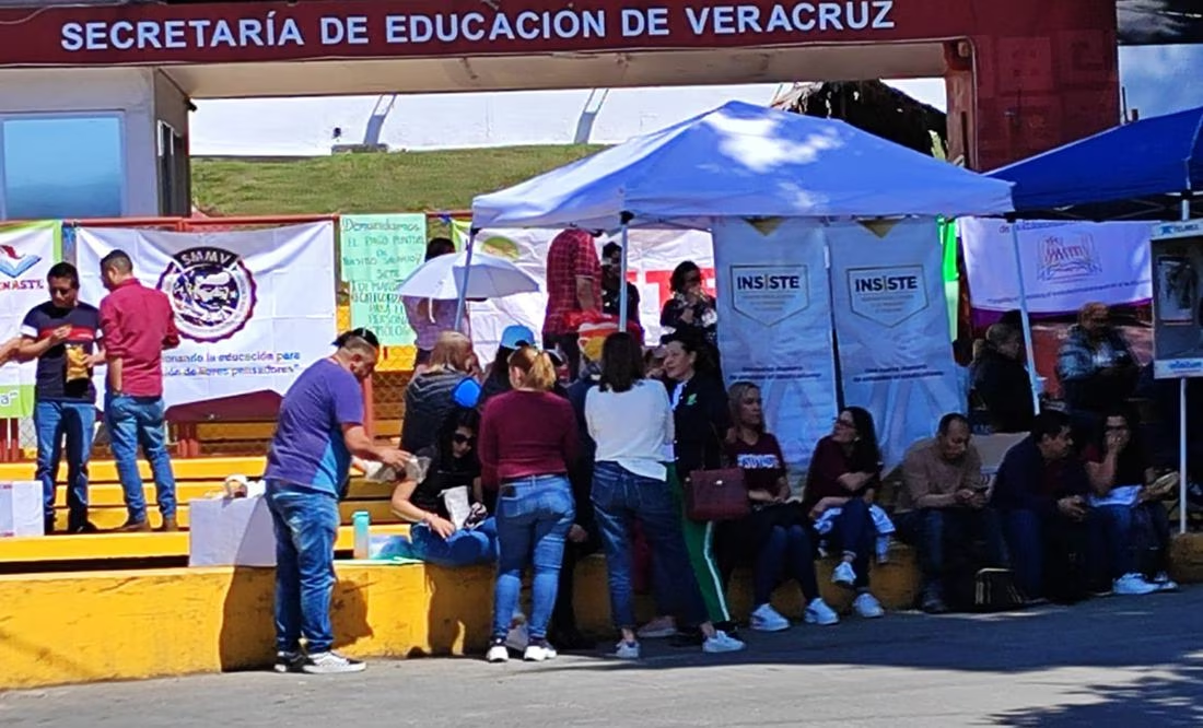 Maestros toman oficinas centrales de la Secretaría de Educación