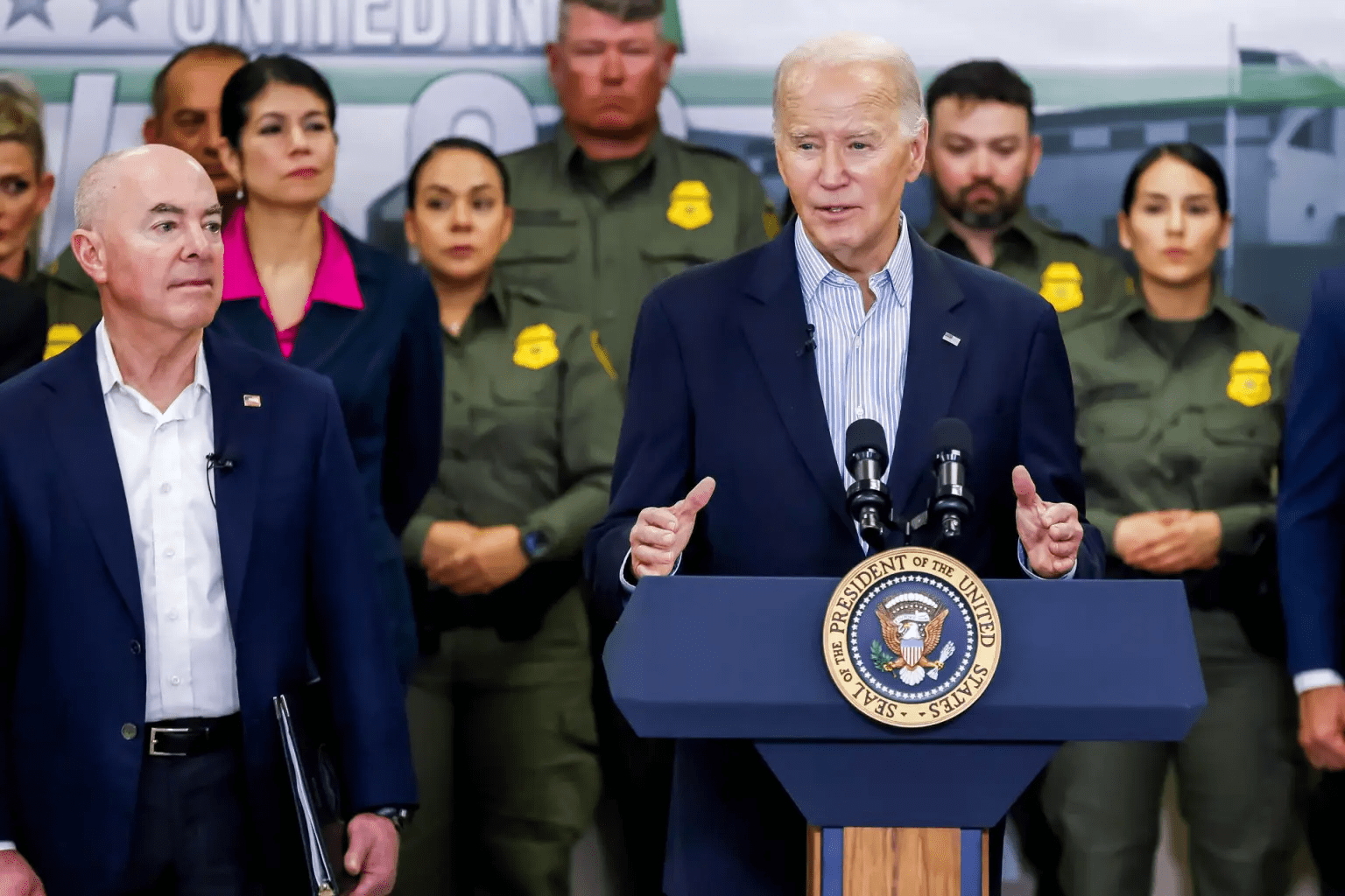 Biden y Trump visitan la frontera y señalan la migración como eje central de sus campañas