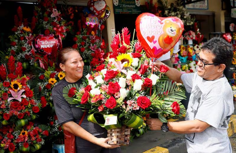 Mexicanos no escatiman en regalos de San Valentín pese a inflación