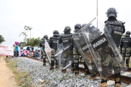 Marina desaloja a manifestantes de Tren Interoceánico en Oaxaca