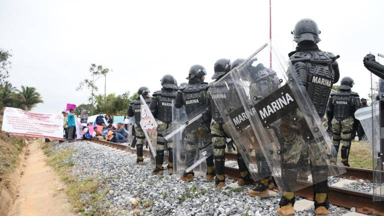 Marina desaloja a manifestantes de Tren Interoceánico en Oaxaca