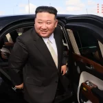 Kim Jong-un recibe un coche ruso regalado por Vladímir Putin