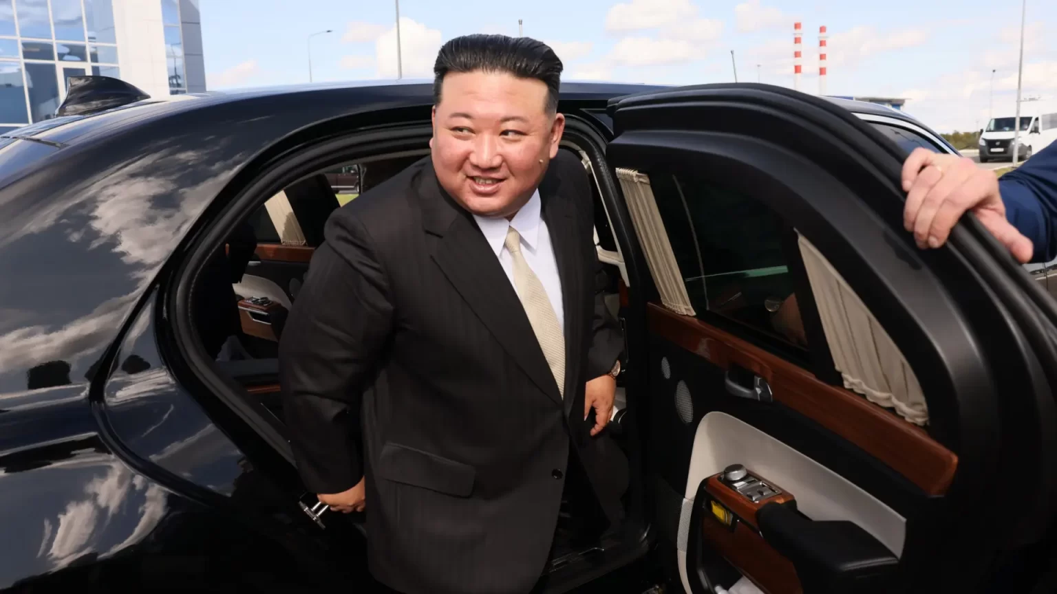 Kim Jong-un recibe un coche ruso regalado por Vladímir Putin