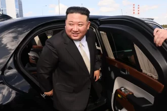 Kim Jong-un recibe un coche ruso regalado por Vladímir Putin