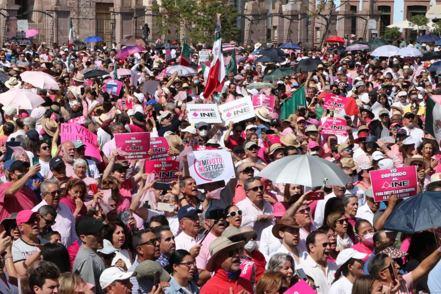 Miles marcharán hoy por la democracia