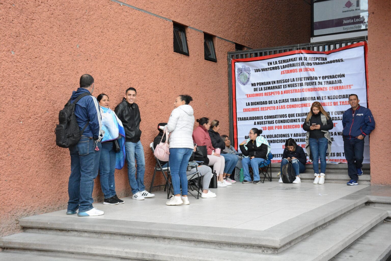 Toman oficinas… y horas después las liberan