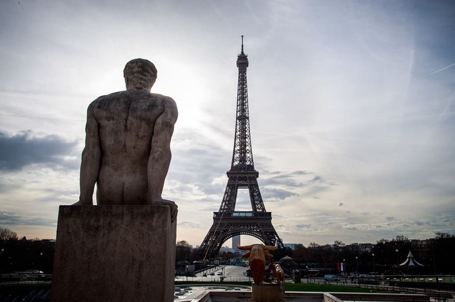 Los coches no volverán a pasar junto a la Torre Eiffel, promete la alcaldesa de París