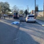 Muere famoso rapero de Aguascalientes, tras ser aplastado por la cabeza, por las llantas de una pipa de agua cuando el hoy occiso cayera de su motocicleta al suelo, luego de intentar esquivar a un ciclista, el cual se dio a la fuga del lugar. El terrible accidente se originó la tarde noche de este jueves, luego de que el ahora finado identificado con el nombre artístico de EMISOR RF se desplazaba a bordo de una moto Italika en color verde, sobre la avenida Tecnológico casi en su cruce con la avenida Ojocaliente, frente al Sindicato Nacional de Trabajadores de la Educación. En determinado momento, un sujeto que conducía una bicicleta en sentido contrario se le atravesó al paso, por lo que el rapero intentó quitarse del camino para evitar una colisión, pero esto le costaría la vida ya que cayó al suelo, y en ese instante pasaba por el sitio un camión tipo cisterna cargado con agua, el cual le pasó por encima al cantante. Mismo que perdió la vida al instante, por lo que a la brevedad se pidió la intervención de las autoridades y paramédicos. Arribando elementos de la Policía Estatal, Policía Vial Municipal y paramédicos de Protección Civil Municipal de Aguascalientes, quienes por protocolo certificaron el deceso y en ese momento la zona fue acordonada, por lo que los oficiales aseguraron el lugar de los hechos. Para preservar la escena a la llegada de elementos de la Fiscalía General del Estado y del SEMEFO, quienes efectuarían el levantamiento del cuerpo de quien en vida respondía al nombre de Jairo Saul “N”, de 28 años de edad, el cual tenía una trayectoria musical de 15 años en Aguascalientes.