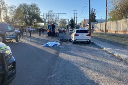 Muere famoso rapero de Aguascalientes, tras ser aplastado por la cabeza, por las llantas de una pipa de agua cuando el hoy occiso cayera de su motocicleta al suelo, luego de intentar esquivar a un ciclista, el cual se dio a la fuga del lugar. El terrible accidente se originó la tarde noche de este jueves, luego de que el ahora finado identificado con el nombre artístico de EMISOR RF se desplazaba a bordo de una moto Italika en color verde, sobre la avenida Tecnológico casi en su cruce con la avenida Ojocaliente, frente al Sindicato Nacional de Trabajadores de la Educación. En determinado momento, un sujeto que conducía una bicicleta en sentido contrario se le atravesó al paso, por lo que el rapero intentó quitarse del camino para evitar una colisión, pero esto le costaría la vida ya que cayó al suelo, y en ese instante pasaba por el sitio un camión tipo cisterna cargado con agua, el cual le pasó por encima al cantante. Mismo que perdió la vida al instante, por lo que a la brevedad se pidió la intervención de las autoridades y paramédicos. Arribando elementos de la Policía Estatal, Policía Vial Municipal y paramédicos de Protección Civil Municipal de Aguascalientes, quienes por protocolo certificaron el deceso y en ese momento la zona fue acordonada, por lo que los oficiales aseguraron el lugar de los hechos. Para preservar la escena a la llegada de elementos de la Fiscalía General del Estado y del SEMEFO, quienes efectuarían el levantamiento del cuerpo de quien en vida respondía al nombre de Jairo Saul “N”, de 28 años de edad, el cual tenía una trayectoria musical de 15 años en Aguascalientes.