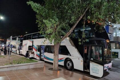 Viajar en autobús por carretera es más seguro y económico, afirman