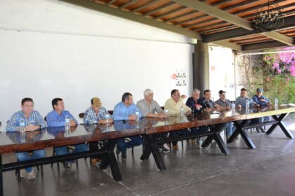 En crisis el sector lechero; amagan productores con tirar leche