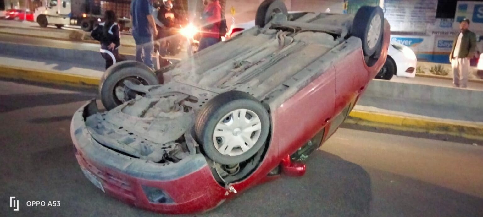 Joven amante de la velocidad volcó su automóvil en la colonia Las Cumbres