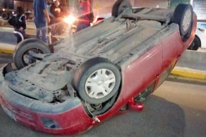 Joven amante de la velocidad volcó su automóvil en la colonia Las Cumbres