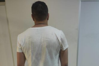 Hombre roba una bolsa de tienda departamental