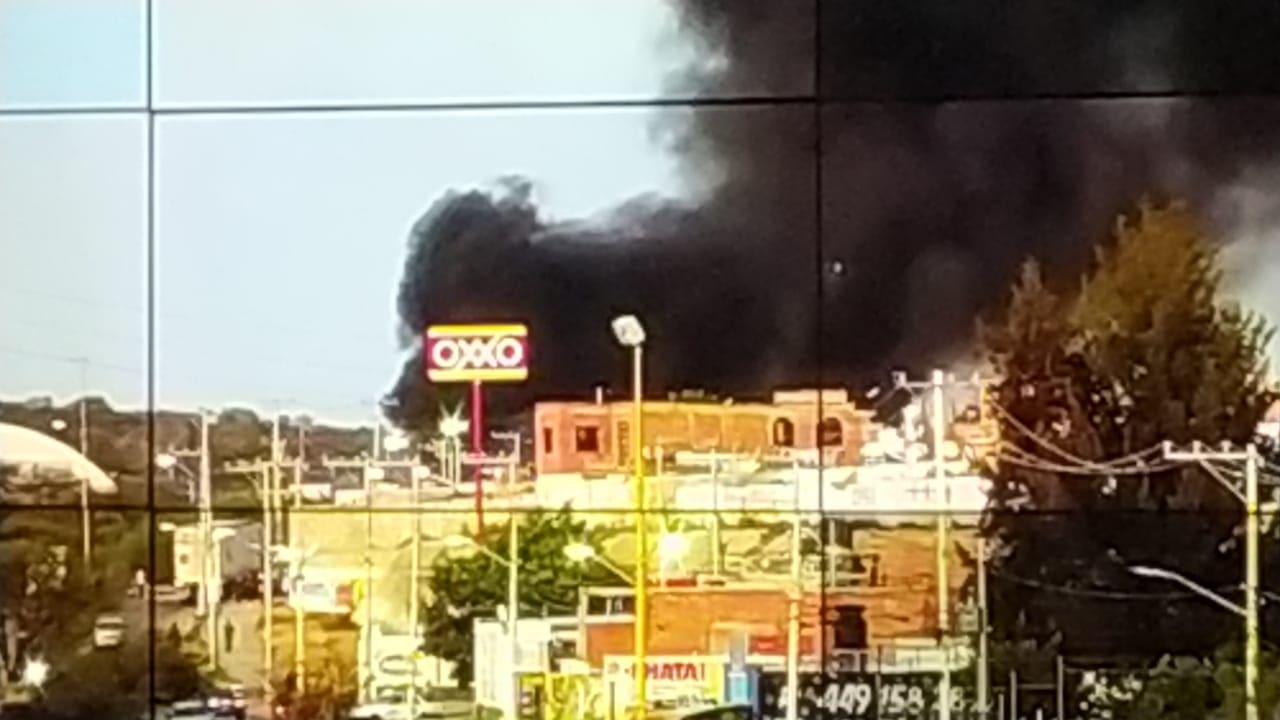 Bomberos sofocan incendio al oriente