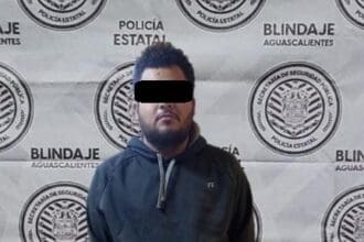 Hombre es detenido por alterar el orden público y agrede a los oficiales