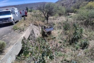 Adulto mayor se salvó de morir tras volcadura de su camioneta en Calvillo