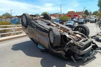 Se vuelca por conducir a exceso de velocidad en el Guadalupe Peralta