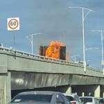 Se incendia remolque con cartón en distribuidor vial de Segundo Anillo