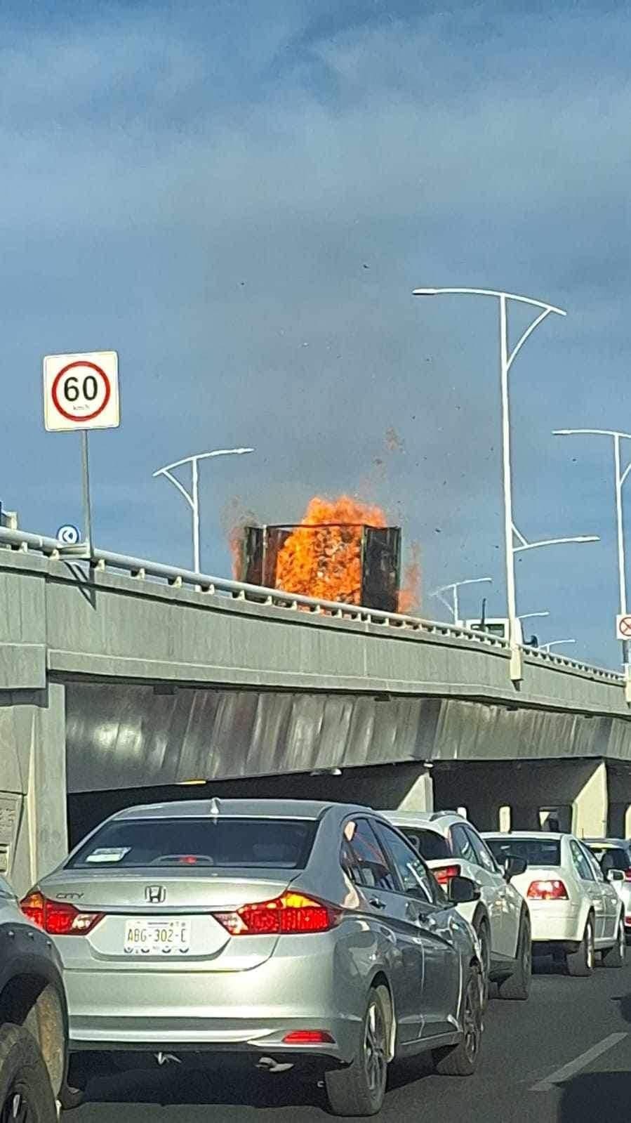 Se incendia remolque con cartón en distribuidor vial de Segundo Anillo