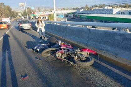 Motociclista sufre aparatosa caída en Municipio Libre