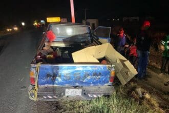 Camioneta se impacta contra objeto fijo en la 45 Norte