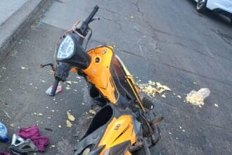 Motociclista ebrio impacta carriola con menor de 3 años