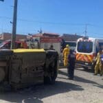 Mujer prensada en aparatosa volcadura