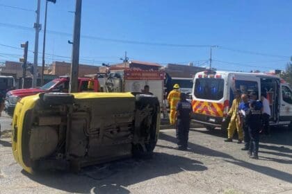 Mujer prensada en aparatosa volcadura