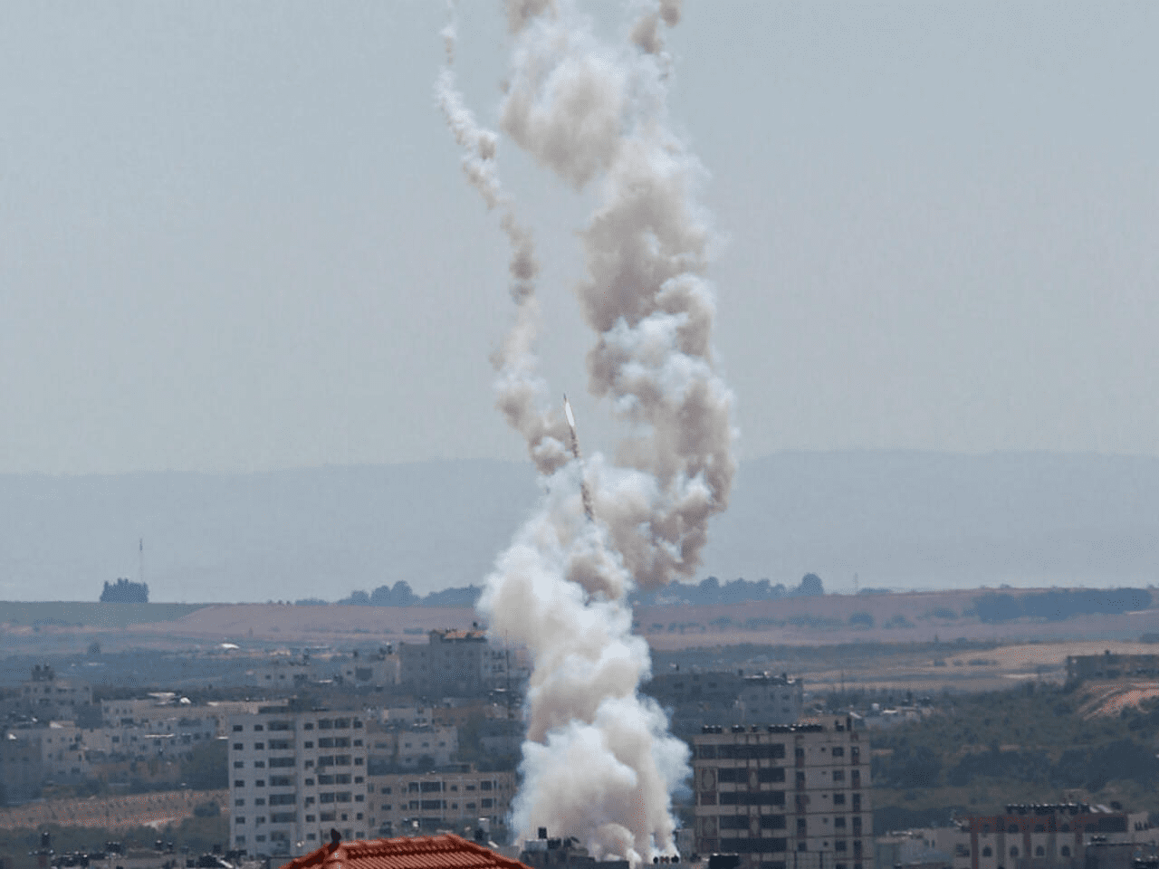 Hizbulá anuncia el lanzamiento de "decenas" de cohetes contra una localidad israelí