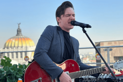 Drake Bell deleita a fans: canta en el centro de la Ciudad de México