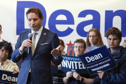 Demócrata Dean Phillips suspende su candidatura y respalda a Biden