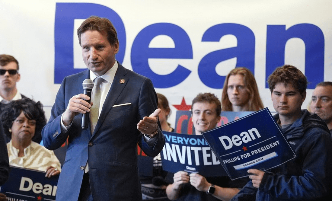 Demócrata Dean Phillips suspende su candidatura y respalda a Biden